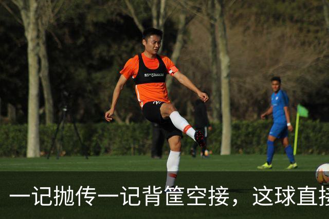 一记抛传一记背筐空接，这球直接打停开拓者