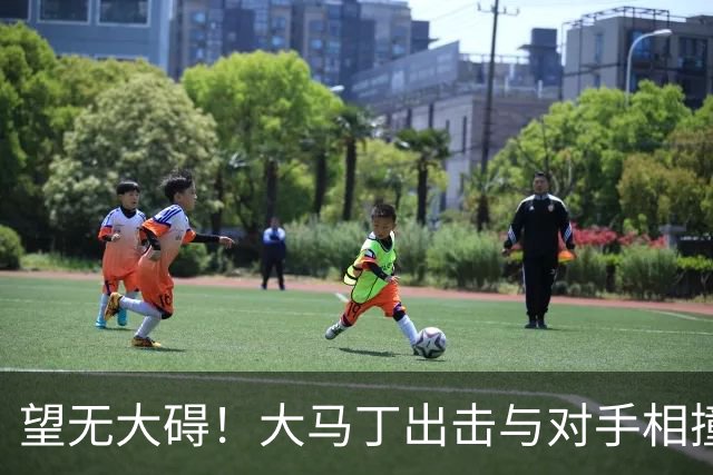 望无大碍！大马丁出击与对手相撞，长时间接受治疗